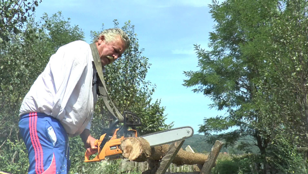 Ovako Mića jednom rukom kosi i seče šumu: On je najveći borac u požeškom kraju! (FOTO)