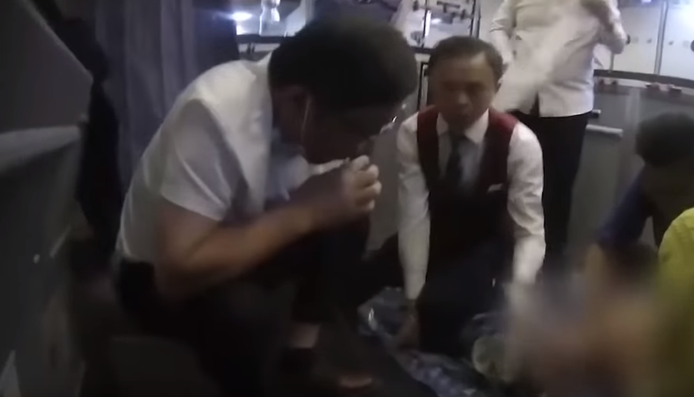 Znojio se, shvatio je da nema mnogo vremena! Počeo je da sisa urin iz čovekove bešike i sprečio da mu taj organ pukne! (VIDEO)