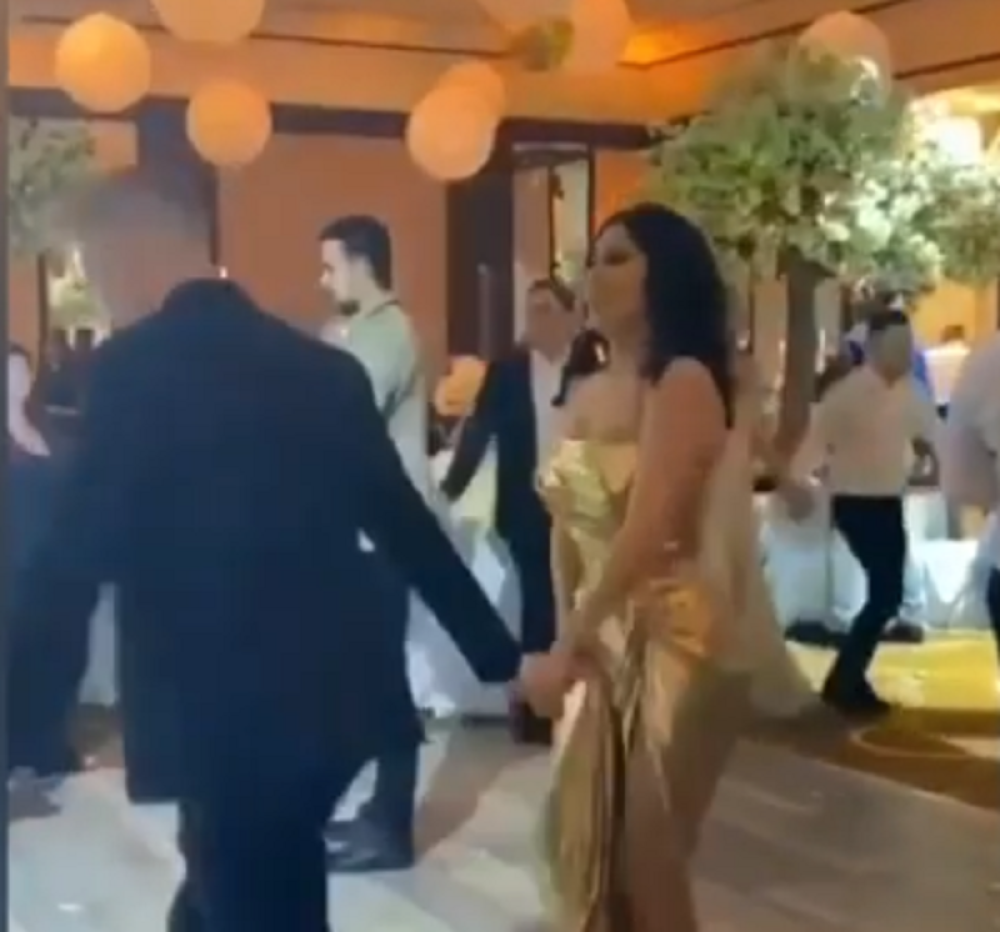 Ceca povela kolo! Zadigla zlatnu haljinu, seksi noge sevale sa svih strana! (VIDEO)