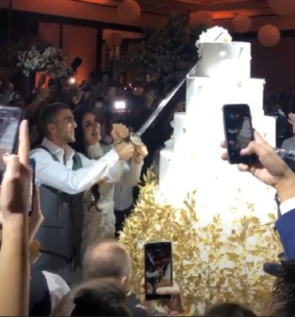 Torta od 70 kg na 6 spratova ostavila sve bez daha! Cela u zlatnim i belim detaljima... (FOTO)
