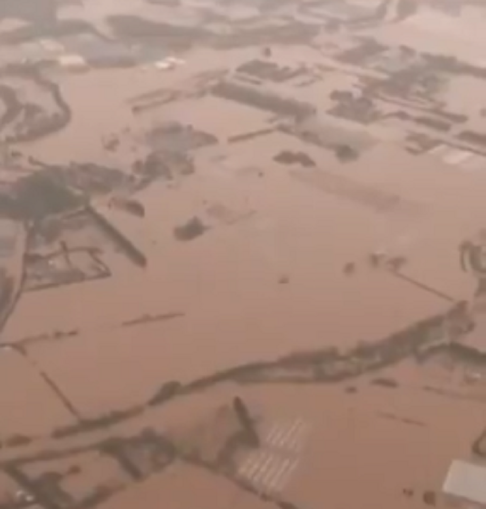Putevi su zatvoreni, bujica nosi sve pred sobom! Petoro poginulo u stravičnim poplavama (VIDEO)