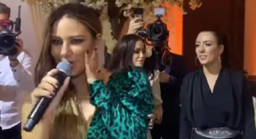 Ana Nikolić zapevala na svadbi decenije! Evo kako zvuči pevačica nakon što se povukla iz medija pre četiri godine! (VIDEO)