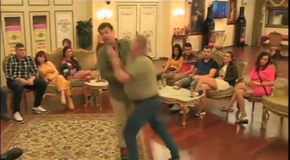 Žabac udarao Ivana Marinkovića u glavu! Nikad veća tuča u Parovima do sad! (NECENZURISAN VIDEO)