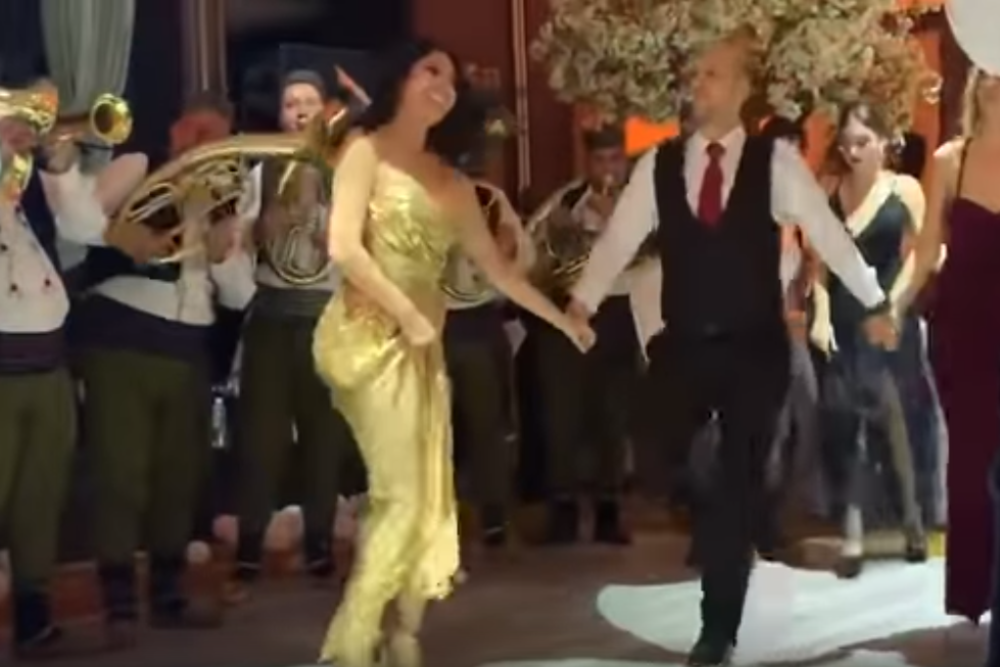 Ceca oplela sitno, pa povela Užičko kolo! Ovakvu je niste videli do sada! (VIDEO)