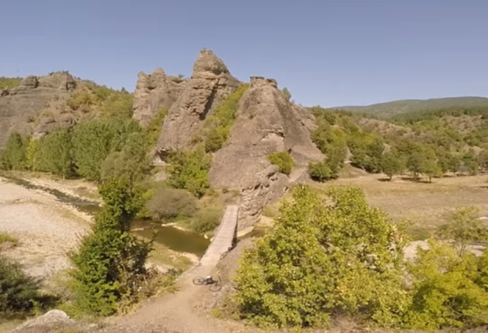 U Pčinjskom okrugu se nalazi Vražiji kamen u koji je sazidana Bogorodična crkva! U njoj se okupljaju nerotkinje!