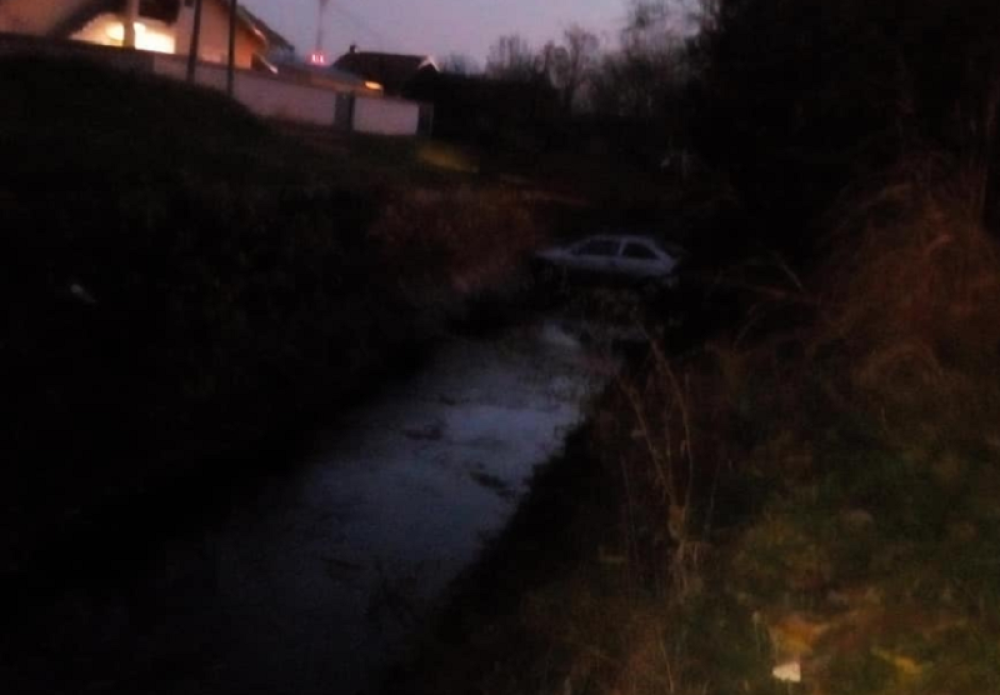 Hirurški precizno parkirao auto u kanal i sad mu se svi dive! (FOTO)
