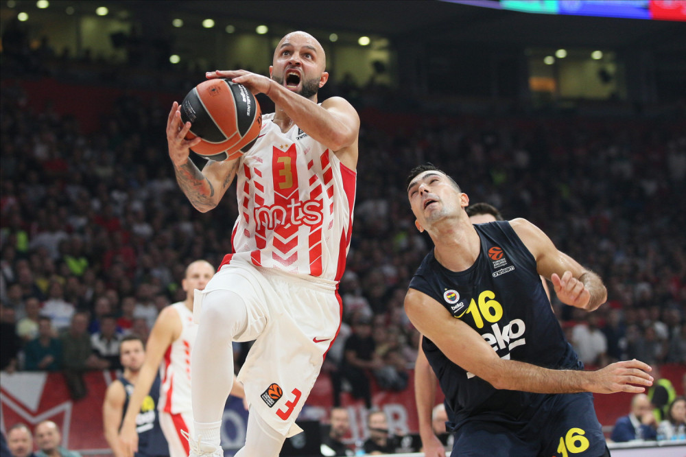 Igrač Crvene zvezde od svojih navijača doživeo neprijatnost (VIDEO)