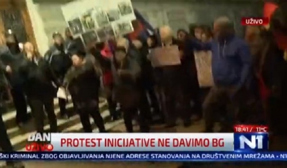 Bruka! Novinari N1 se uključili uživo sa protesta, a onda su se začule najgore psovke! (VIDEO)