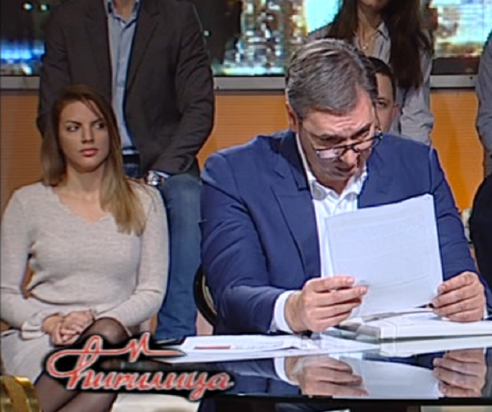 Svi gledaju samo u devojku koja sedi iza Aleksandra Vučića (FOTO)