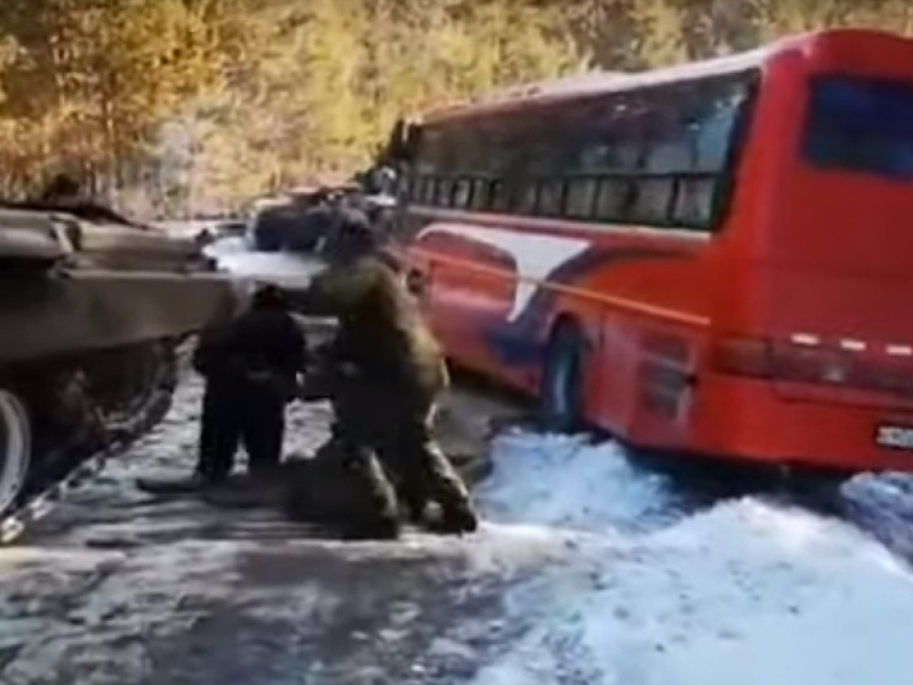 Ako ne može kamion može tenk! Kad autobusu zatreba šlep služba uskaču oni u pomoć! (VIDEO)