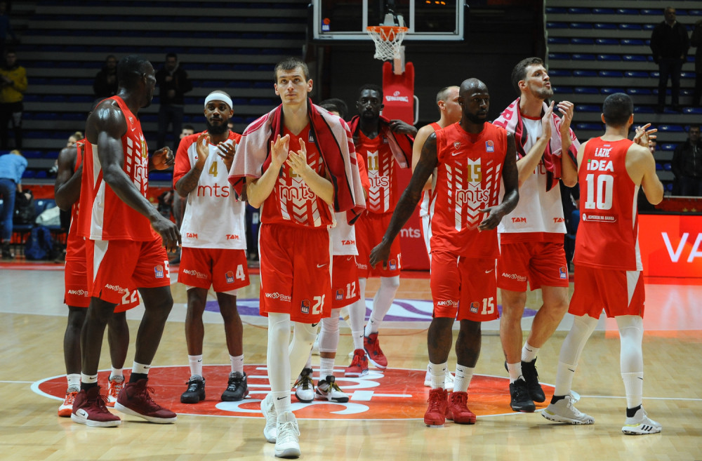 Bio je na udaru navijača Zvezde koji su ga nazivali "mrtvakom" i "nadrogiranom budalom", a sada se kunu u njega! (FOTO)