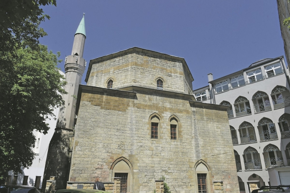 Bajrakli džamija je sve izdržala!