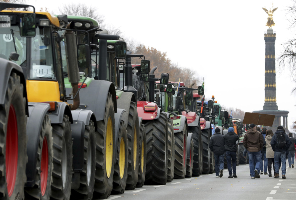 Poljoprivrednici besni na vlast: 5.000 traktora umarširalo u nemačku prestonicu! (FOTO/VIDEO)