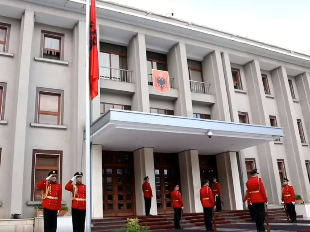 Emitovao je snimak iz svog kabineta, ali tamo više ništa ne izgleda isto! (VIDEO)