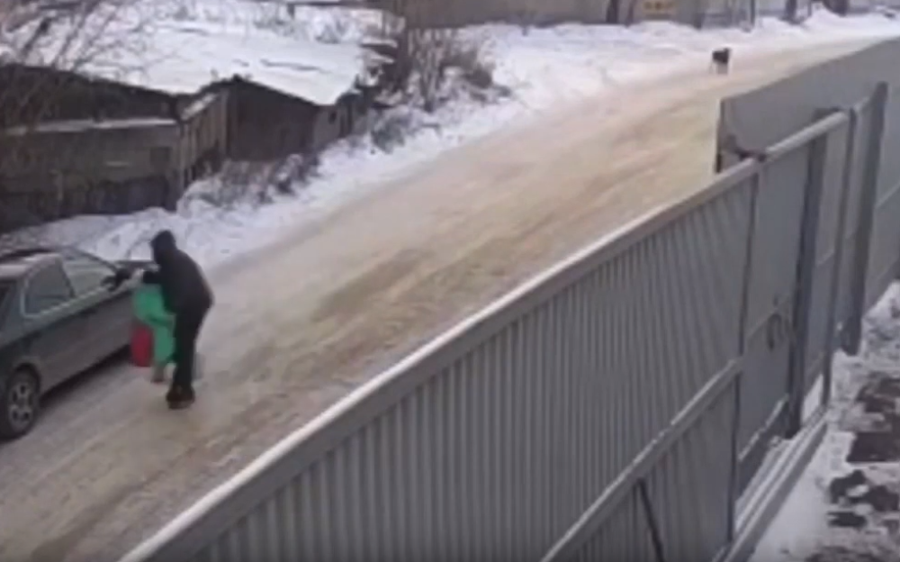 Poznati silovatelj zgrabio devojčicu, i ugurao je u auto! Kada ga je video ovaj dečak, krenuo je u napad! (VIDEO)