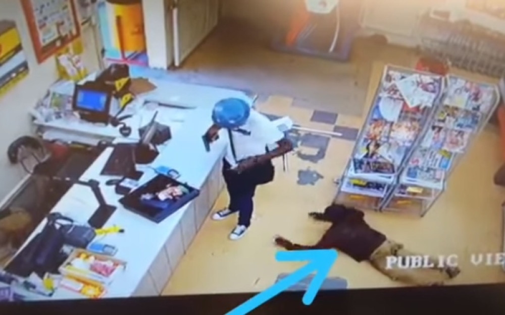 Trpao pare u torbu, ali zbog onoga što se dešavalo iza njega ostaćete u neverici! (VIDEO)