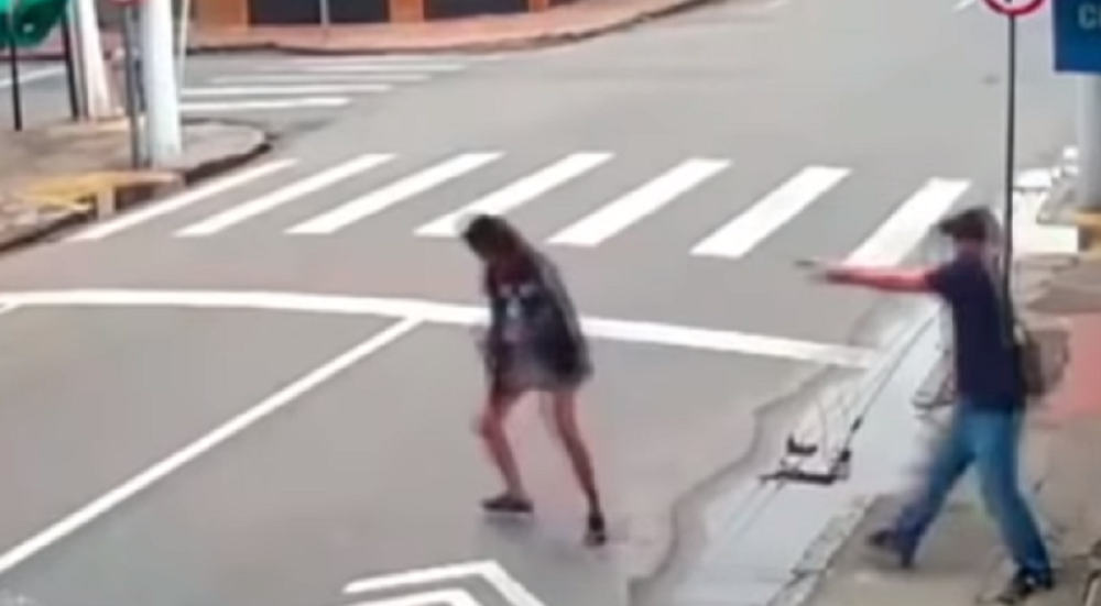 Pucao u devojku zbog 25 dinara koje je tražila za hleb! (UZNEMIRUJUĆI VIDEO)