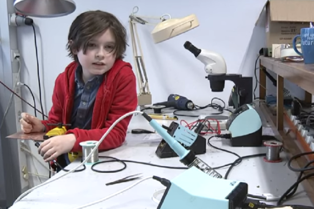 Ima samo devet godina, treba da diplomira, a najveća misija mu je da produži ljudski životni vek! (VIDEO)