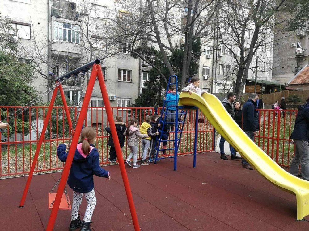 Obnovljeno dečje igralište u Birčaninovoj ulici (FOTO)