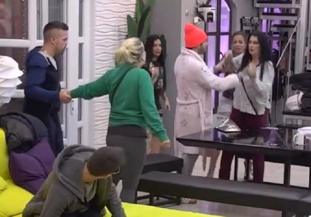 Zadrugarke se potukle, leteli tanjiri i šolje, obezbeđenje hitno reagovalo (VIDEO)