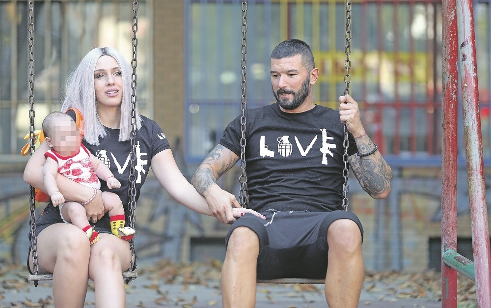 Nikola Lakić i Coka prvi put izveli u šetnju sina Lazara, kamera krišom sve zabeležila (VIDEO)