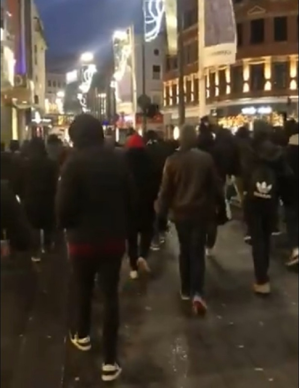 Navijači Napolija naoružani šetali centrom sa golf palicama, scene koje led krv u žilama! (FOTO/VIDEO)