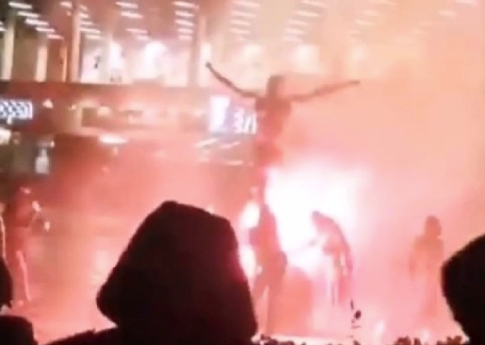 Švedski navijači mu izdaju nisu oprostili, ispred stadiona napravili lomaču za njegovu statuu! A voleli su ga kao brata (VIDEO)