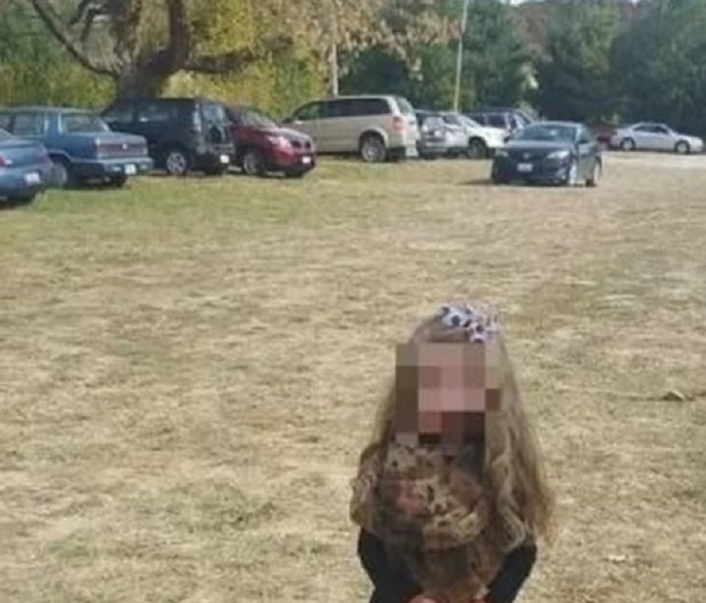 Zbog jednog detalja na fotografiji devojčice "gorele" društvene mreže (FOTO)