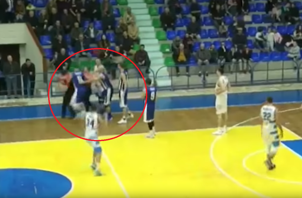 Albanski košarkaš prišao sudiji i udario ga iz sve snage! Arbitar nokautiran, pesnica u glavu je presudila (VIDEO)