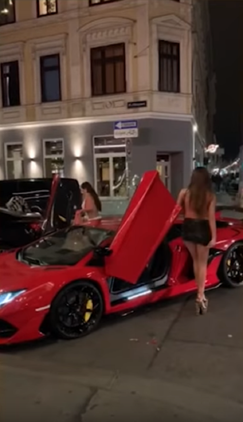 Soraja proslavila 33. rođendan: Torta od dolara, lamborgini, a ovaj poklon joj je poseban (VIDEO)