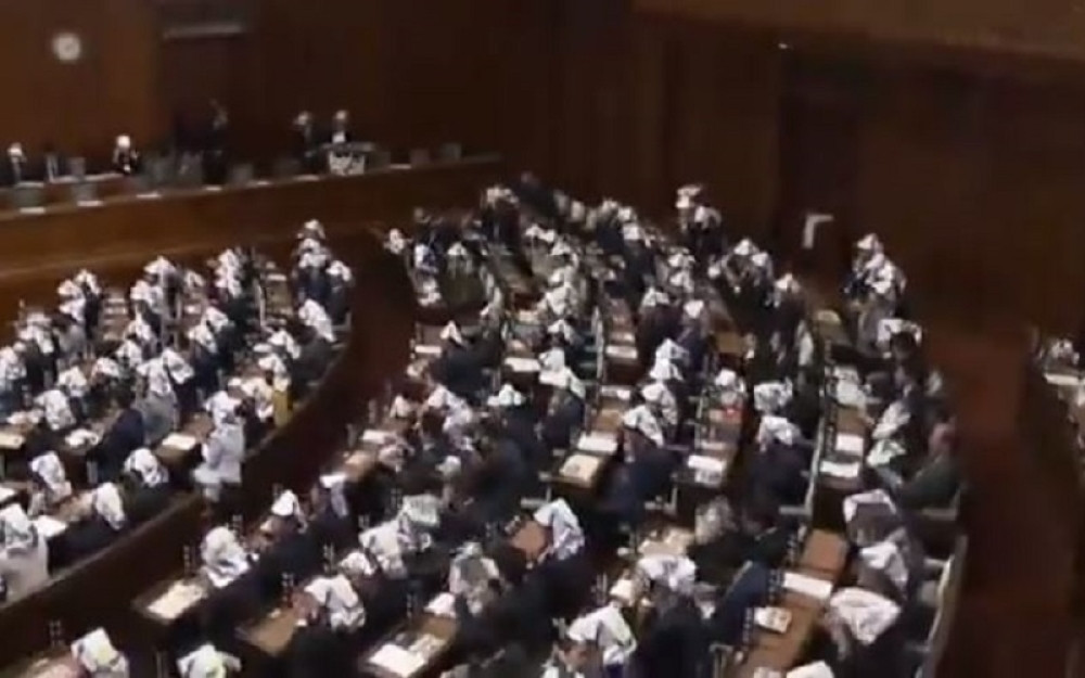 Snimak poslanika sa šlemovima postao hit! Svima za oko zapao njihov bizaran izgled (VIDEO)