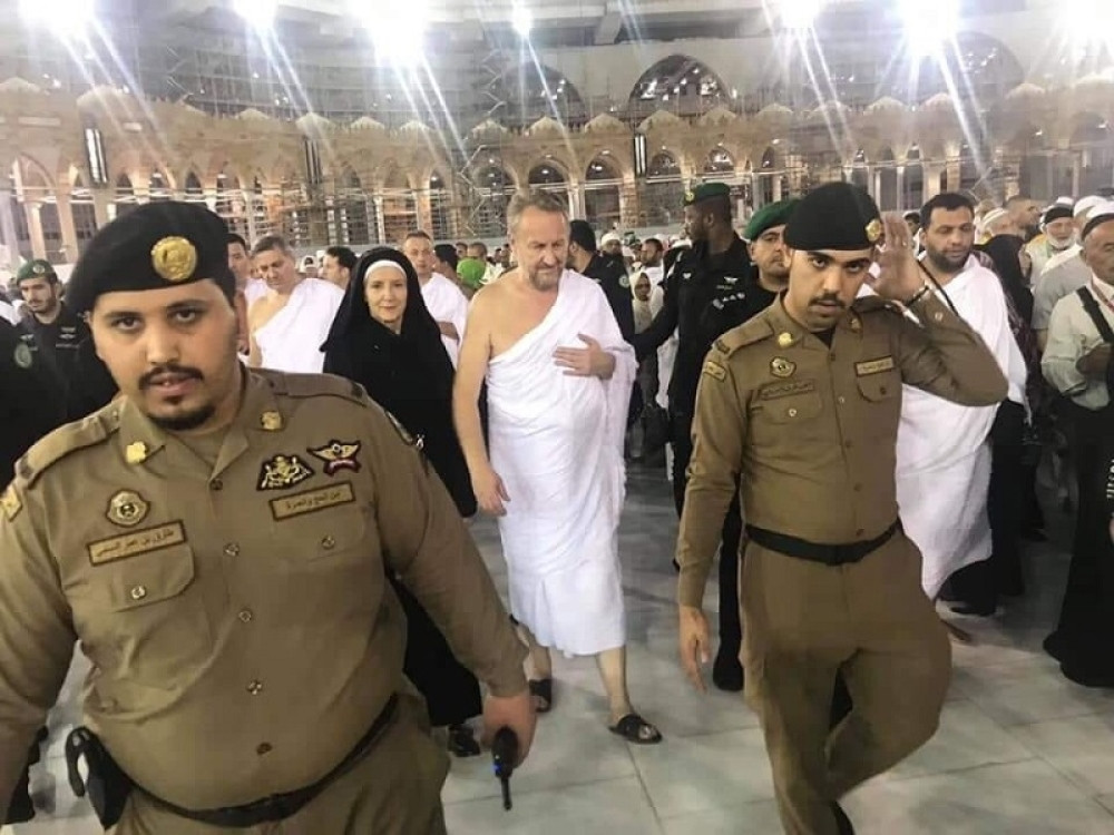 Posetio Meku i obavio sveti islamski obred umru. Došao sa dvoje važnih ljudi. Saudijski policajci ih čuvali sve vreme (FOTO/VIDEO)