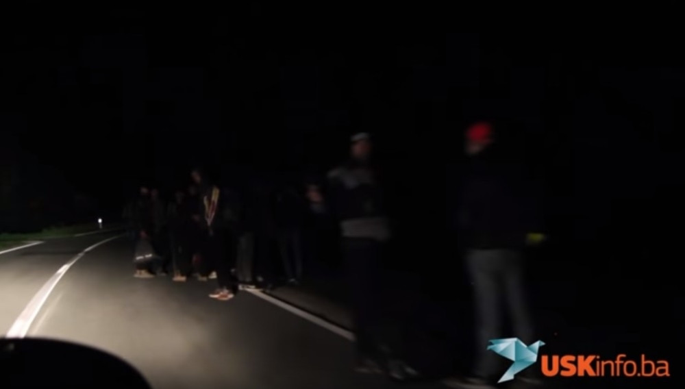 Migranti u crnim jaknama i rancima okupirali džamiju! Pretili imamu i izbacili ga iz objekta! Policija sleže ramenima