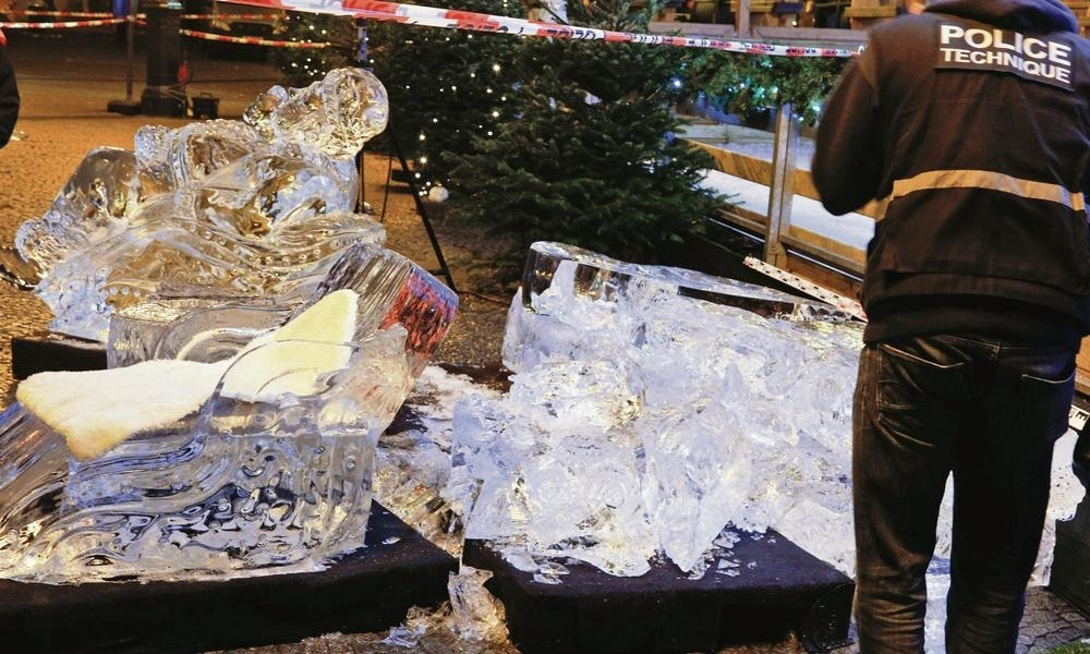 "Sedeo je na skulpturi od leda, a onda se 700 kila sručilo na njega!" (UZNEMIRAVAJUĆI SADRŽAJ)