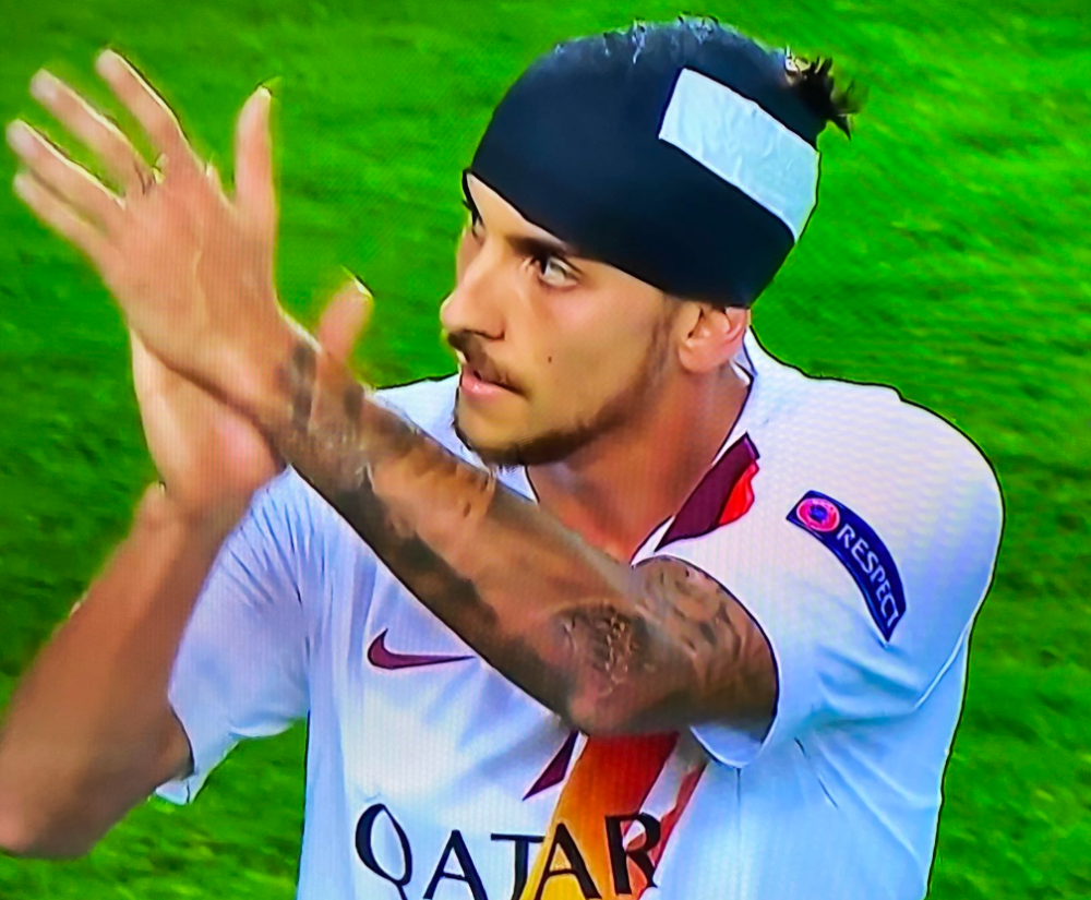 Turski huligani razbili glavu fudbaleru Rome! (VIDEO)