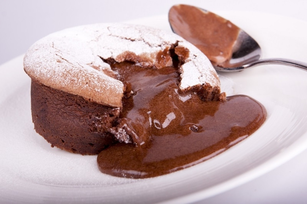 Čokoladna lavina spremna za 5 minuta: Kolač zbog kog nećete poželeti nijedan drugi slatkiš  (RECEPT)