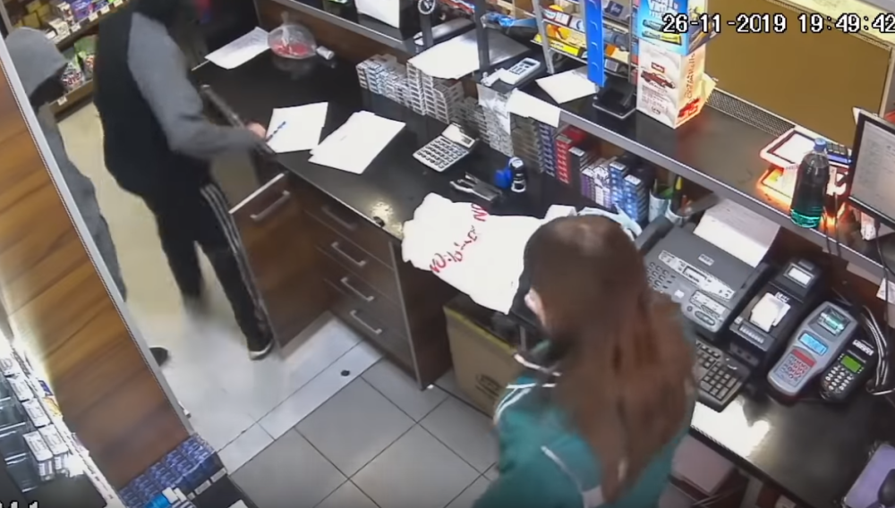 Tinejdžeri upali na benzinsku pumpu sa šipkama i tražili pare (VIDEO)