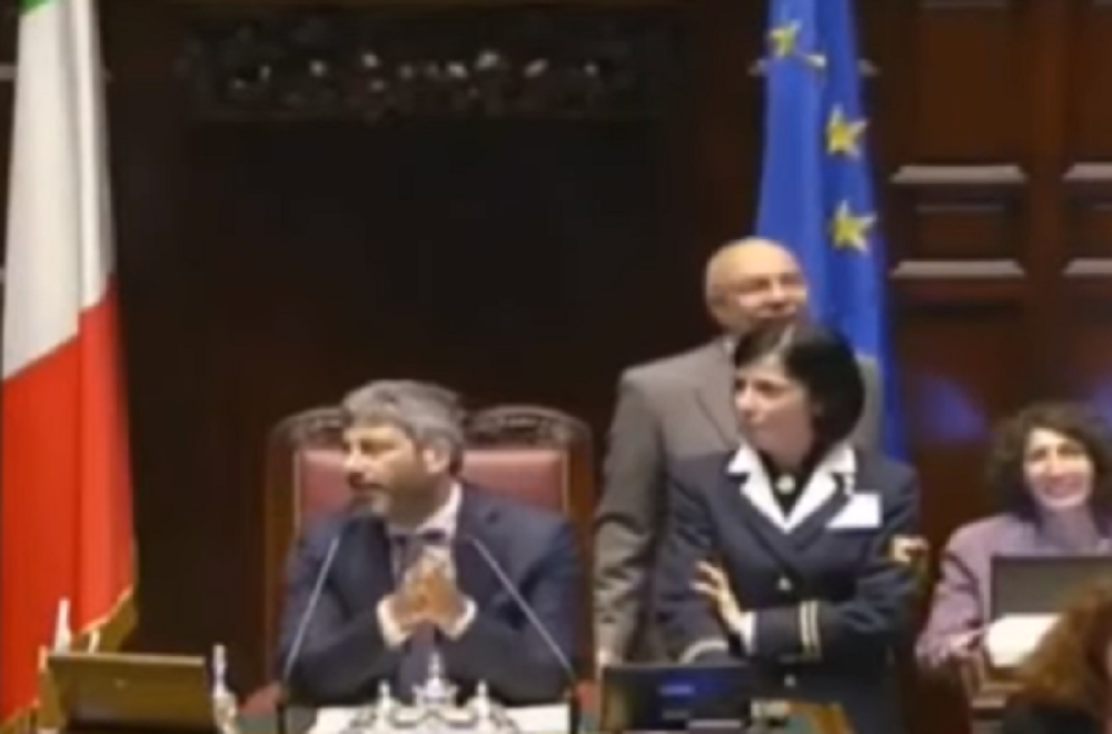 Poslanik zatražio reč, pa izvadio prsten, zaprošena uticajna političarka