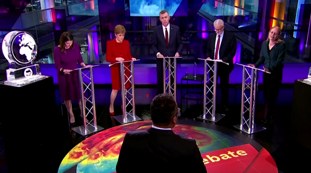 Britanci doneli ledenu skulpturu u emisiju umesto premijera Džonsona - Na svako pitanje kamera snimala led koji se nemo topio (HIT SNIMAK)