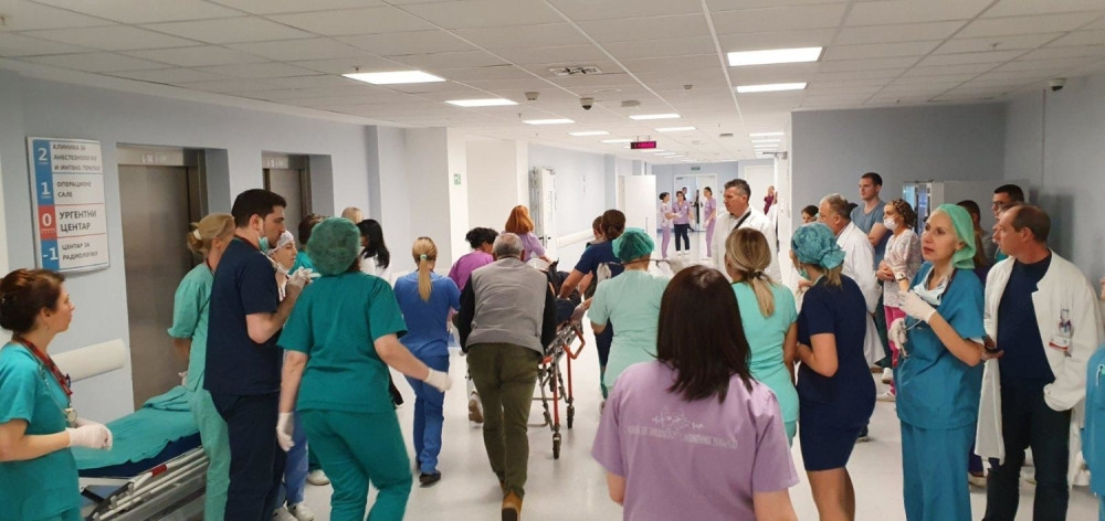 "Počeo je kombi da se kvari, stali smo u zaustavnoj traci... Posle 20 minuta, zaletela se neka budala! Sve ih je spljeskao. Svi su bili krvavi i polomljeni!"