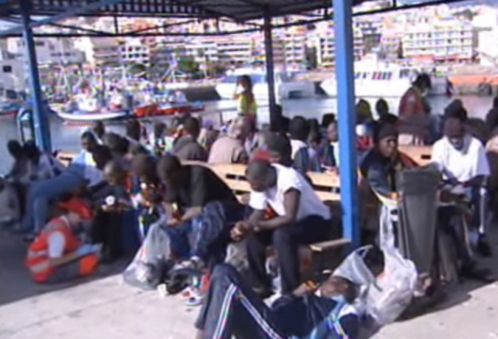 Prve grupe iskrcale su se na plaže Kanarskih ostrva! Turisti ostali šokirani kad su videli čamce