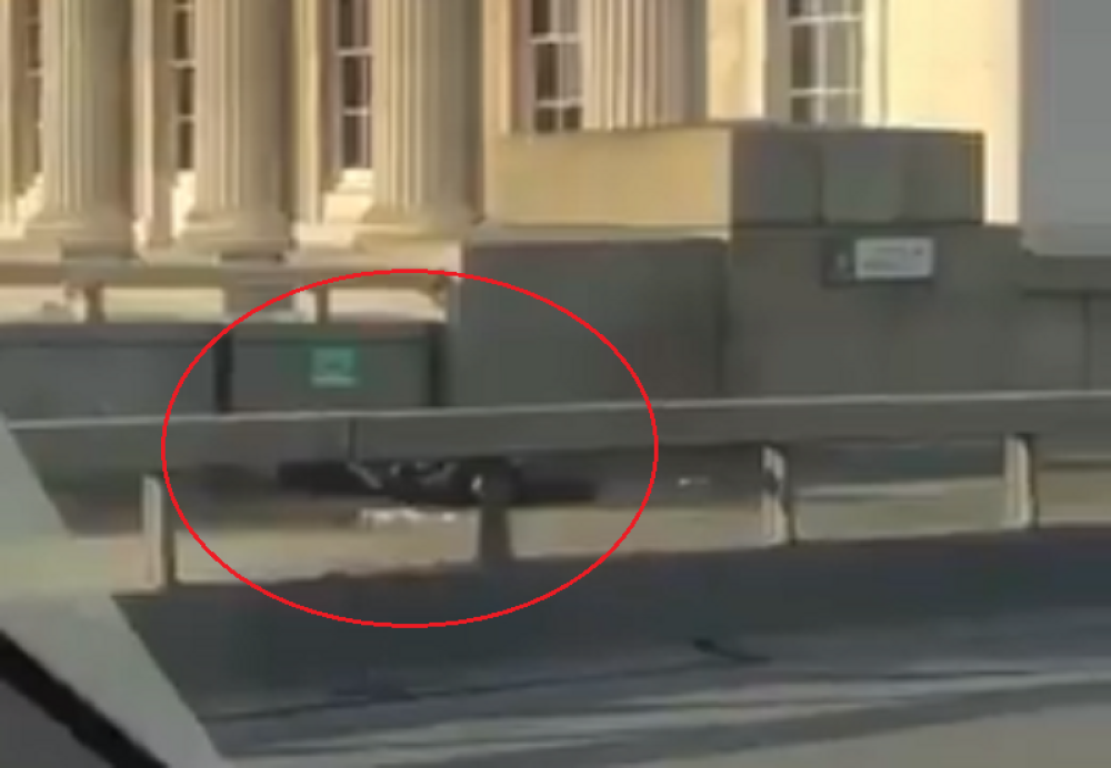 Sevaju noževi, rvanje muškaraca, a onda stiže policija, odjekuju rafali! (UZNEMIRUJUĆI VIDEO)