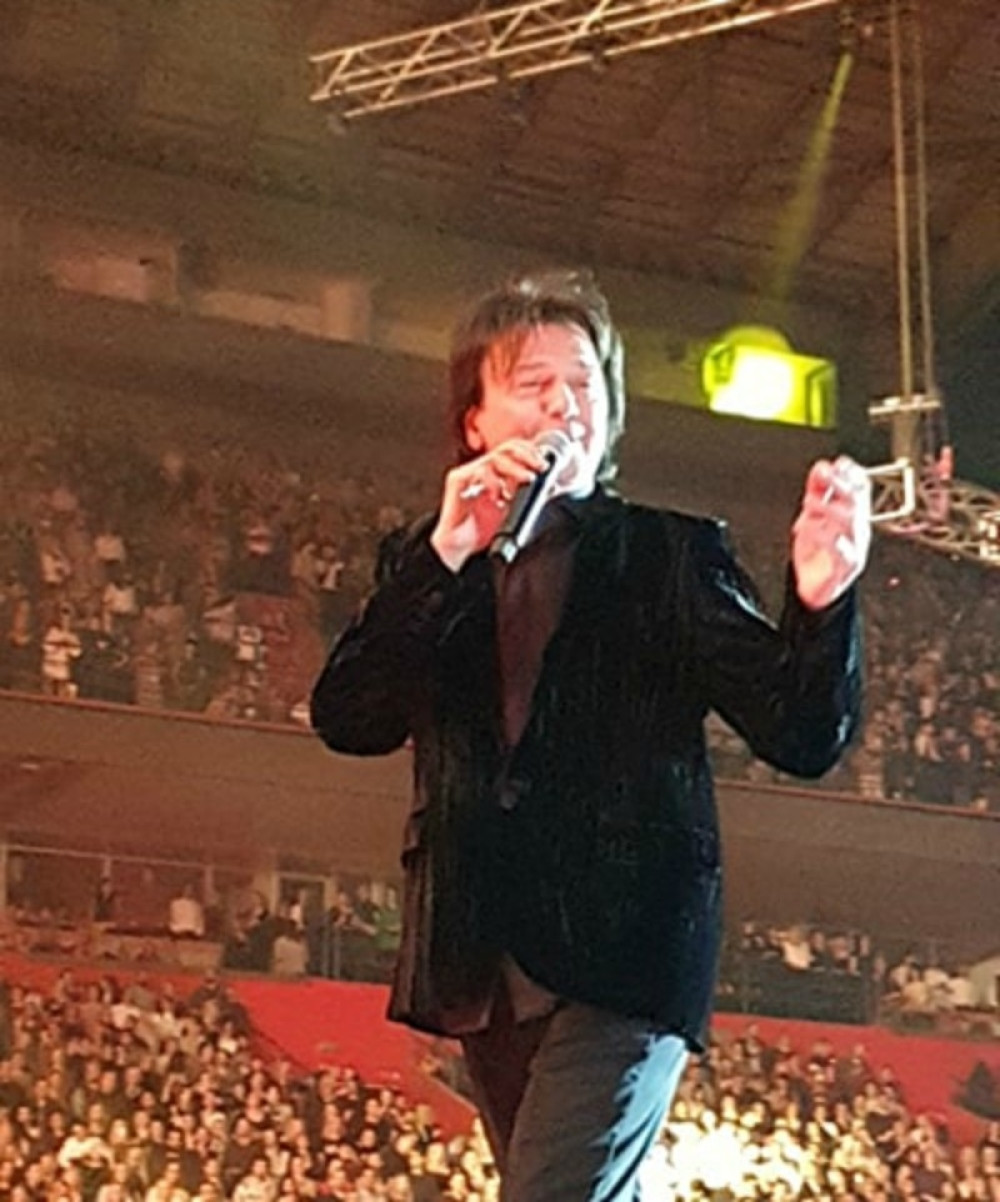Zdravko Čolić dokazao zašto je najuspešnija muzička zvezda: Arena ispunjena do kraja, hitovi se nižu... (FOTO/VIDEO)