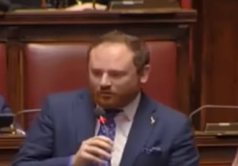 Zatražio je reč na raspravi, ali umesto da se obrati kolegama, okrenuo se prema tribini, tada je nastao muk! (VIDEO)