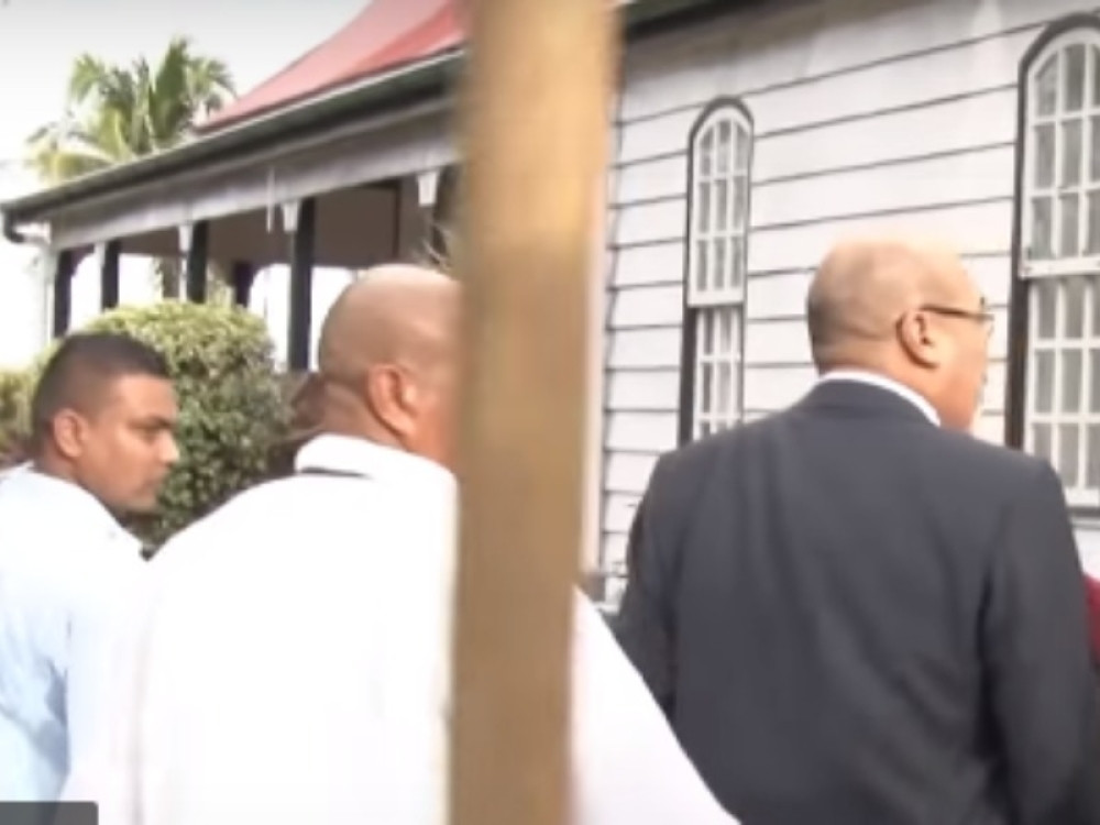 Predsednik optužen za ubistvo 15 osoba i dalje na slobodi!