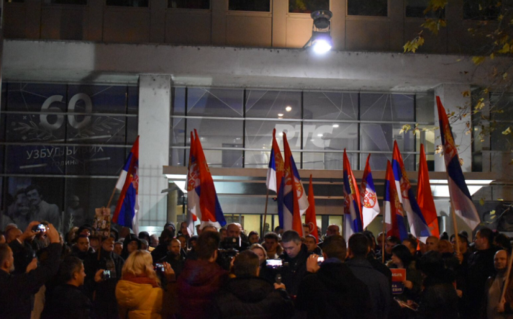 Zauzeli sve ulaze u zgradu, a Boško Obradović sa pristalicama izneo bizaran zahtev - Pa gde to ima?!