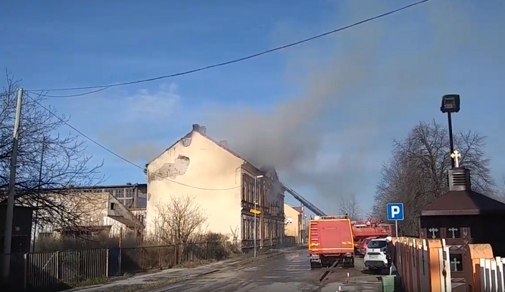 Zgrada je u potpunosti izgorela, gusti crni dim nadvio se nad gradom! (VIDEO)