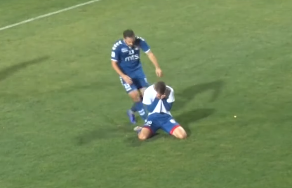 Postigao gol, pao na kolena, pa briznuo u plač - Poslao poruku koja cepa srce i dobio žuti karton (VIDEO)