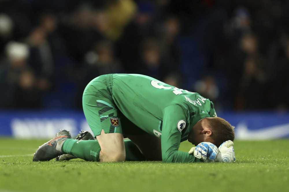 Debitovao za svoj klub iz dečačkih snova tek u 33. godini i bio heroj pobede nad Čelsijem, sav uplakan otrčao u zagrljaj svog oca, a razlog će vas oduševiti! (FOTO/VIDEO)