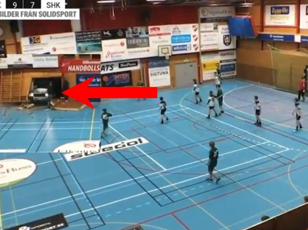 Pijani vozač uleteo u halu sa automobilom i probio zid dok su deca igrala rukomet! Uplašeni klinci se razbežali k'o zečevi (VIDEO)